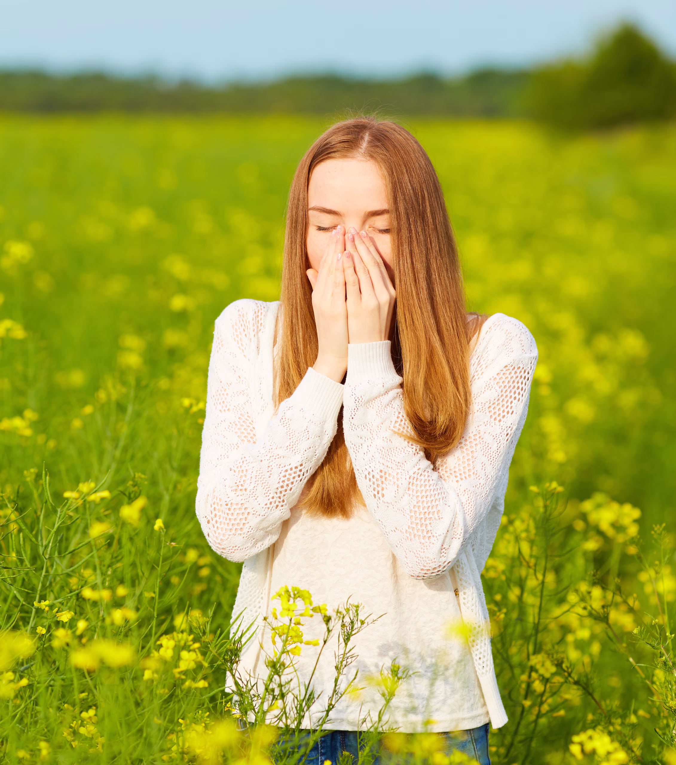 Allergic,To,Pollen,And,Flowering,Season,,A,Redhead,Girl,Sneezing formation allergie réaction anaphylactique, FIMUQ