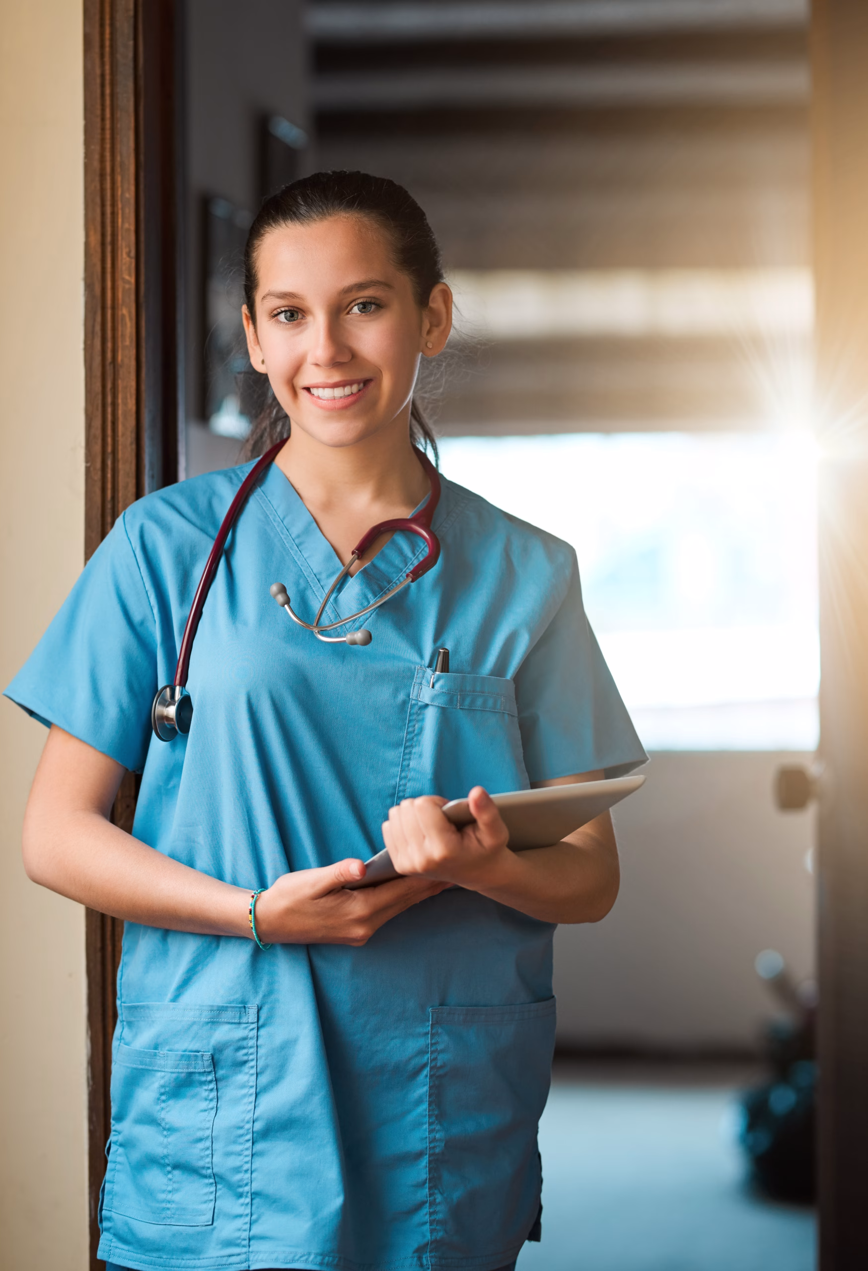 Portrait,,Nurse,And,Happy,Woman,With,Tablet,In,Home,For formation rcr pour médecins infirmières auxiliaires, FIMUQ